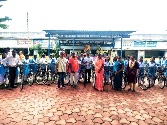 सायकल वितरण से बेटियों के शिक्षा की राह हुई आसान- ओम कुमारी