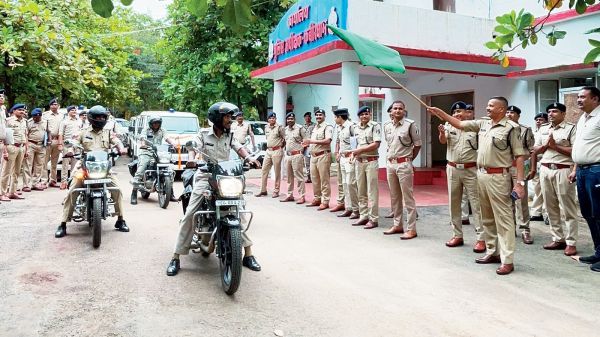 कबीरधाम पुलिस को मिली नई गाडिय़ां, एसपी ने झंडी दिखाकर किया रवाना