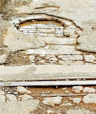 पुल जर्जर, जगह-जगह गड्ढे, लोहे की छड़े बाहर निकली, हादसों को न्यौता