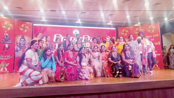 तिजहारिन में आंध्र महिला समाज की प्रस्तुति प्रथम