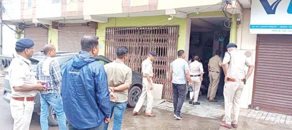 रविवार तडक़े कबीर नगर में दबिश