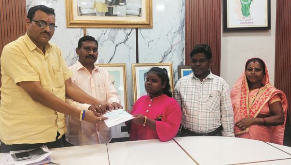 जशपुर की बेटी सरस्वती सोरेन ने छुआ सुरों  का आकाश, सीएम ने बढ़ाया हौसला