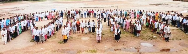 एनएचएम कर्मियों की हड़ताल का आठवां दिन मेहंदी से हाथों पर लिखा नियमतिकरण देना होगा