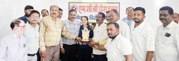 डॉ. महेश मिश्रा का 15 संस्थाओं ने एक मंच पर किया सम्मान, श्रुति मंगतानी भी हईं सम्मानित