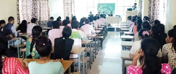 चंद्रयान से मंगलयान तक की यात्रा पर विद्यार्थियों ने रखे विचार