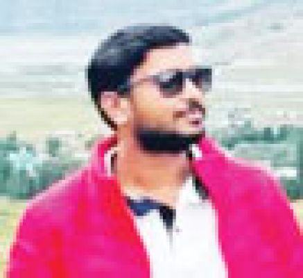 गड्ढे में घुसने से फटा कार का टायर, बेकाबू होकर ट्रक में पीछे से जा टकराई, मौत