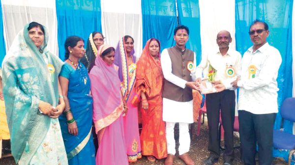 सेवानिवृत्त शिक्षक का सम्मान
