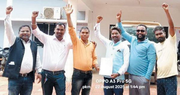 पिकेश्वर सिन्हा के पुन: जीत पर ग्रामीणों में हर्ष