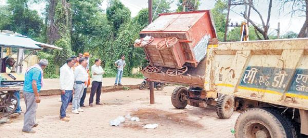यात्री बस प्रतीक्षालय पर अवैध रूप से संचालित ठेला को निगम ने हटाया
