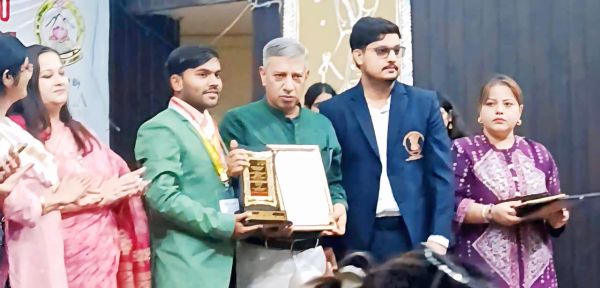 नेशनल यूथ एक्सलेंस अवॉर्ड से सम्मानित हुए टेम्बुकर