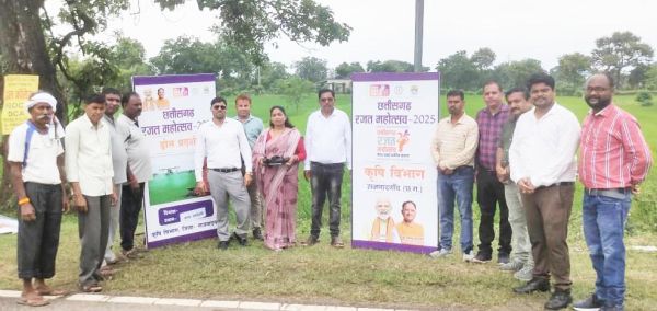 ड्रोन दीदी ने किया यूरिया के छिडक़ाव का जीवंत प्रदर्शन