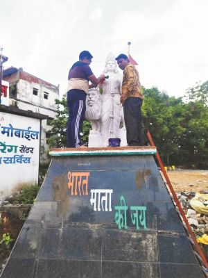सेवाभारती ने की भारत माता प्रतिमा की सफाई