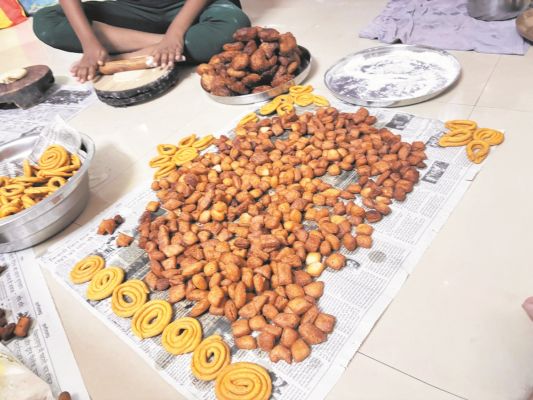 मायके लौटी तिजहारिनें, कठिन व्रत के साथ घरों में बिखरी खुशियां