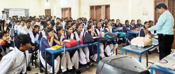 प्रोजेक्ट सुरक्षा के तहत छात्रों को मिला जीवनरक्षक प्रशिक्षण