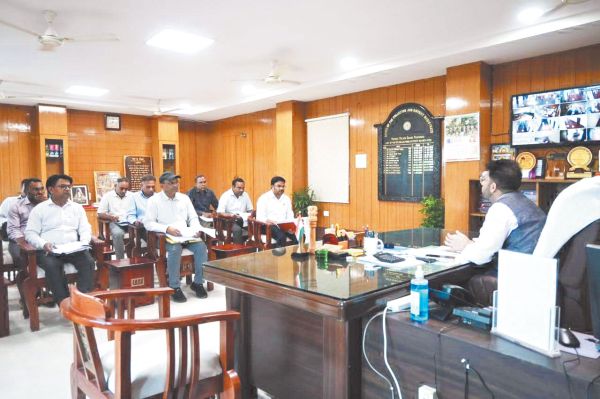 कलेक्टर ने की खाद भण्डारण व वितरण की समीक्षा