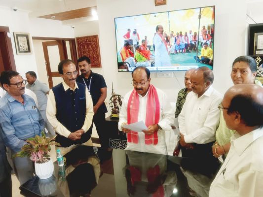 शहीद स्मारक भवन में फूड प्लाजा पर रोक लगाने साव से मिले सेनानी संघ के उत्तराधिकारी