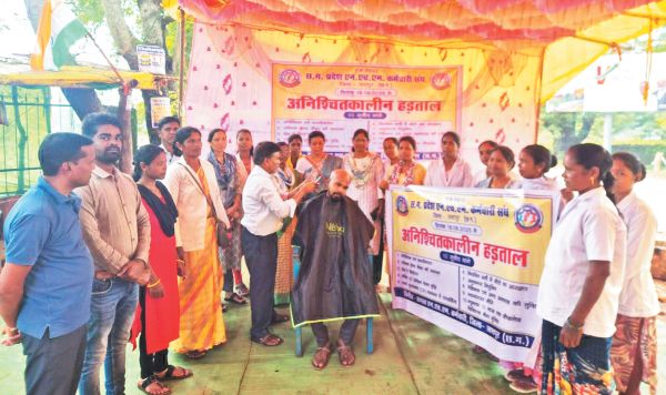एनएचएम की हड़ताल जारी, सिर मुंडन कराकर किया विरोध प्रदर्शन