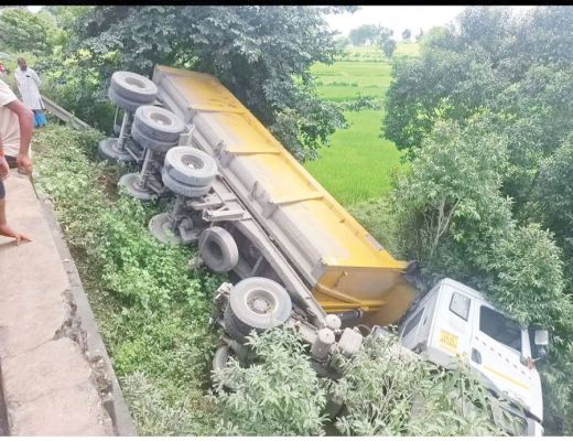 ट्रेलर गहरी खाई में गिरी, चालक-परिचालक घायल