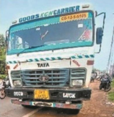 मालवाहक की चपेट में आने से महिला मौत, पति-बच्ची घायल