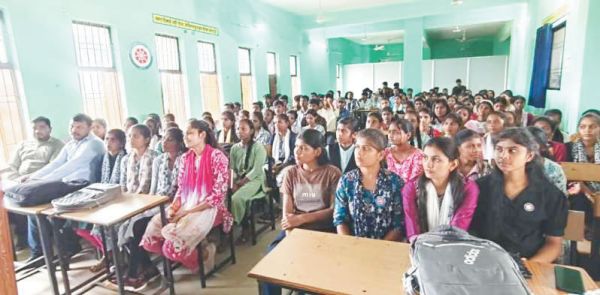  विद्यार्थियों को ऑनलाइन ठगी से बचने की दी सीख
