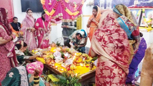 महिलाओं ने रखी निर्जला व्रत, किया शिव-पार्वती पूजन