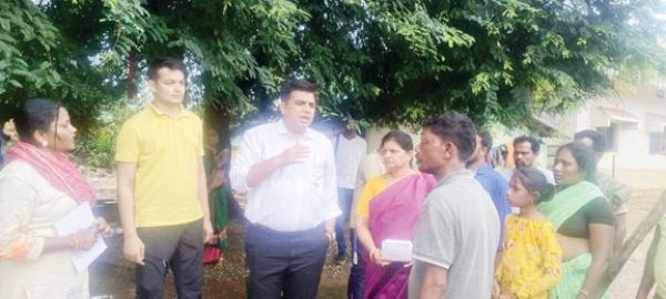 कलेक्टर ने बाढ़ पीडि़तों से किया संवाद