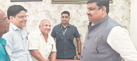 कर्मचारी संगठन ने शिक्षा मंत्री से की मुलाकात