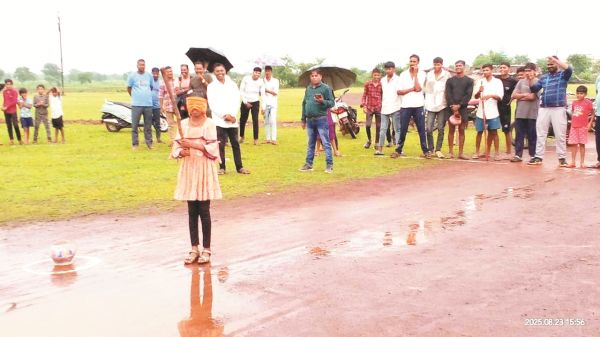 मटका फोड़ में 20 प्रतिभागियों ने लिया हिस्सा