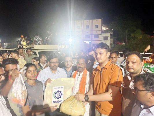 एनएमडीसी ने बाढ़ पीडि़तों को वितरित की राहत सामग्री