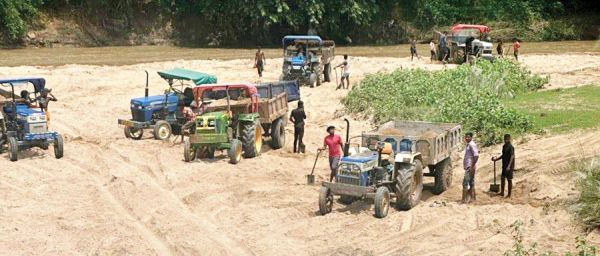 अवैध रेत उत्खनन - परिवहन, 4 ट्रैक्टर-ट्रॉली जब्त