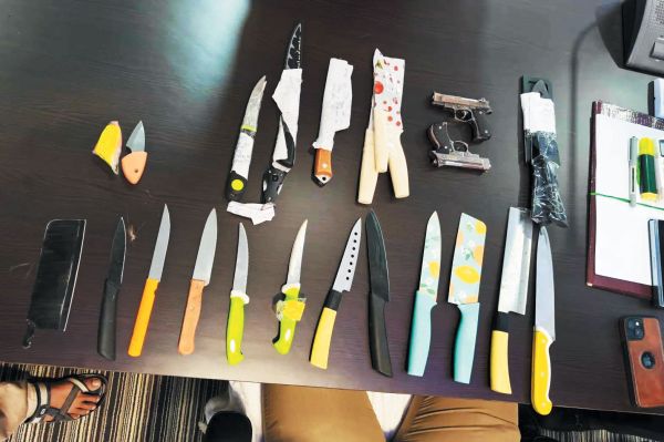 ऑनलाइन मंगाए 24 चाकू जब्त