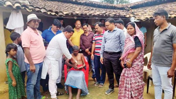 सांप काटने से दंपति की मौत, बच्चों को आवासीय विद्यालयों में प्रवेश दिलाने की मांग