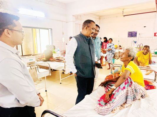 प्रभारी सचिव और कलेक्टर ने जिला अस्पताल का लिया जायजा