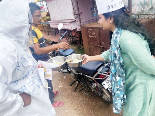 एनएचएम कर्मियों ने भीख मांग कर जताया विरोध, 13वें दिन भी हड़ताल जारी