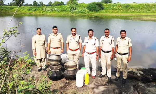 महुआ मदिरा जब्त, 540 किलो लाहन किया नष्ट