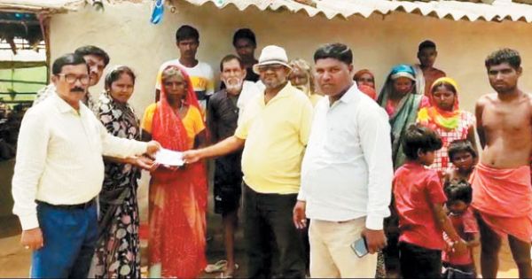दिव्यांग पति की मौत, प्रकाश इंडस्ट्रीज ने दी पत्नी को आर्थिक मदद