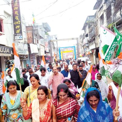 सडक़ों की जर्जर हालत और निगम की लापरवाह कार्यशैली के खिलाफ कांग्रेस का प्रदर्शन