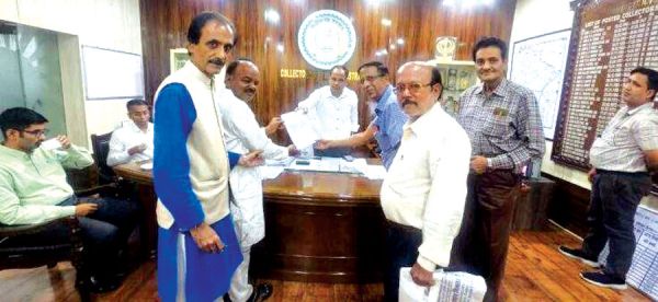 कलेक्टर, शहीद स्मारक भवन का संचालन संभालें