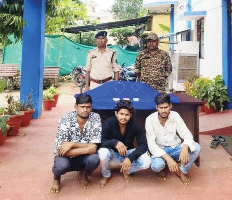 सूने मकान में चोरी, नाबालिग सहित चार गिरफ्तार
