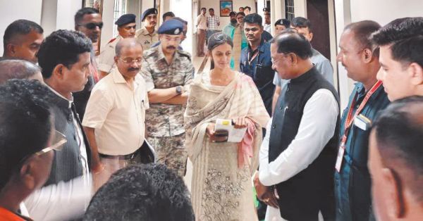 सीएम ने पूनम को  टैबलेट-पुस्तकें दी