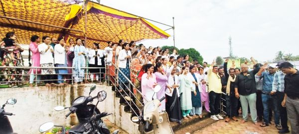 एनएचएम कर्मियों ने नोटिस की प्रति जलाकर जताया विरोध