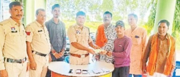 गुम 10 मोबाइल बरामद, मालिकों को सौंपा