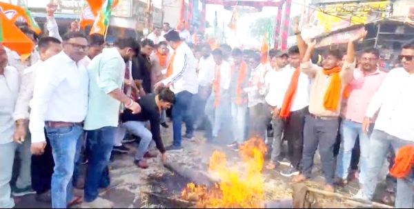 भाजपा ने राहुल गांधी का पुतला फूंका