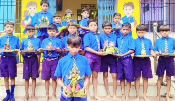 स्कूल में गणेश बनाओ स्पर्धा,  धैर्य- लक्ष्य अव्वल