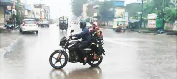 मौसम का मिजाज बदला, बारिश से कुछ राहत मिली