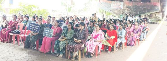 हड़ताली एनएचएम कर्मियों को मिला कांग्रेस का समर्थन