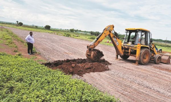 अवैध प्लाटिंग पर बड़ी कार्रवाई प्लाटिंग स्थल पहुंचने बनाए मार्ग में गड्ढा खोद किया अवरूद्ध