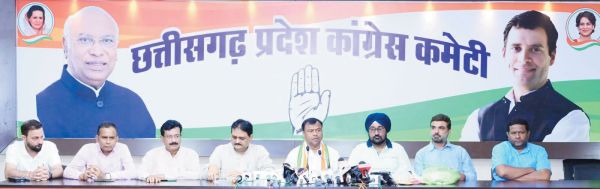  सीएम का बाढ़ दौरा खानापूर्ति, दो तीन प्रभावितों को चेक और फटी साडियां दे आए-बैज