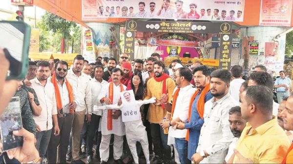 पीएम पर आपत्तिजनक टिप्पणी, भाजयुमो ने राहुल का फूंका पुतला