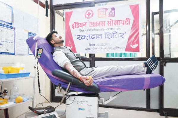 कलेक्टर ने किया रक्तदान